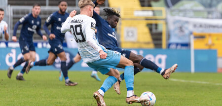 Leandro Morgalla TSV 1860 München mit der Nr. 39 im Duell mit Ol...