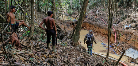 Indigene der Yanomami gemeinsam mit einem Mitarbeiter der brasil...