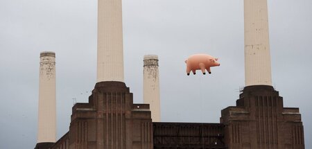Das ikonische Schwein zwischen den Schloten der Battersea Power ...