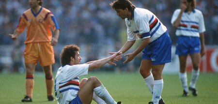 Roberto Mancini hilft Gianluca Vialli auf die Beine