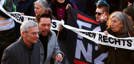 »Omas gegen rechts« und junge Antifaschistinnen protestieren geg...