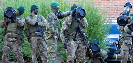 Kurze Einweisung, dann ab an die Front: Ukrainische Soldaten bei...