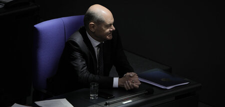 In Gedanken vielleicht schon in Paris: Kanzler Olaf Scholz am Mi... In Gedanken vielleicht schon in Paris: Kanzler Olaf Scholz am Mi...