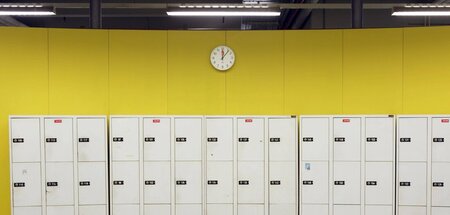 Fünf nach zwölf: Pausenraum mit Schließfächern im Motorenwerk de... Fünf nach zwölf: Pausenraum mit Schließfächern im Motorenwerk de...
