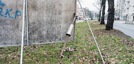 Blick hinter die Grinsegesichter: Auspuff stabilisiert Wahlplaka...