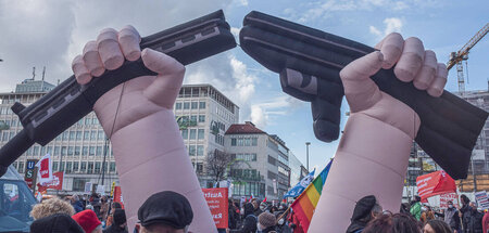 »Frieden schaffen ohne Waffen«: Demonstration gegen die Waffensc...