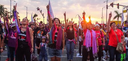Auch in Manila ist der Zeigefinger zum Protest gegen das Patriar...