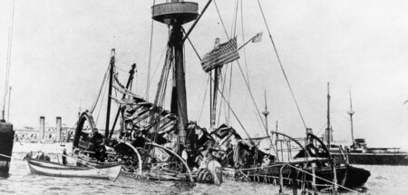Täter bis heute unbekannt. Der völlig zerstörte Panzerkreuzer »U...