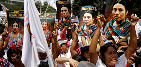 Unterstützer von Thelma Cabrera auf einer Kundgebung (Guatemala ...