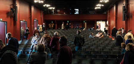 Vorhang zu: Besucher verlassen das Berliner Schlosspark-Theater ...