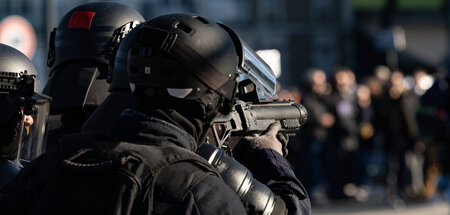 Unter Androhung des Einsatzes von Gummigeschossen: Polizist nimm...