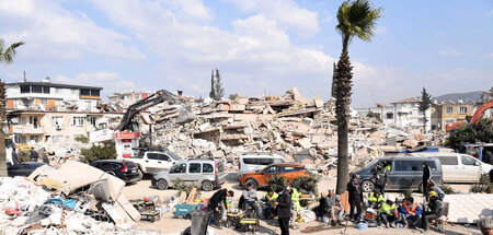 Angehörige von Verschütteten harren zwischen den Trümmern ihrer ...