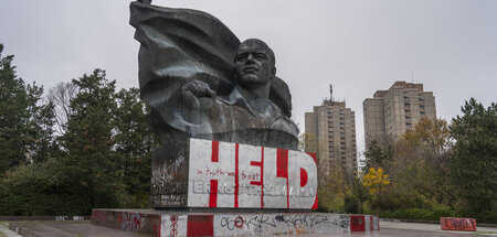 Das Ernst-Thälmann-Denkmal an der Greifswalder Straße in Berlin-...