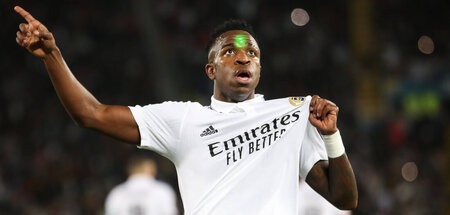 Vinícius Júnior feiert sein Tor und seinen Sponsor