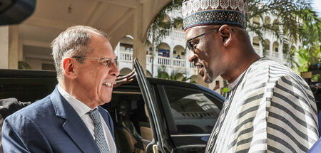 Helfer in der Not: Russlands Außenminister Lawrow (l.) wird von ...