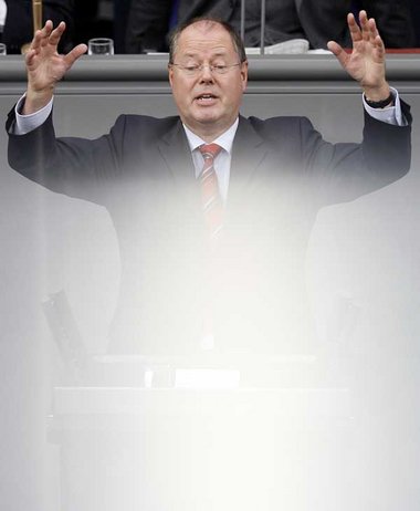 In Wahlkampfzeiten gibt Finanzminister Peer Steinbrück (SPD) ger...