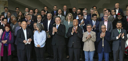 Mexikos Außenminister Marcelo Ebrard (M.) mit Delegationen der E