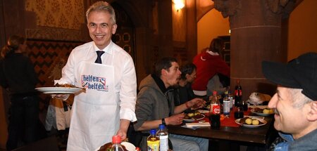 Feldmann serviert beim Weihnachtsessen für Obdachlose im Römer (... Feldmann serviert beim Weihnachtsessen für Obdachlose im Römer (...