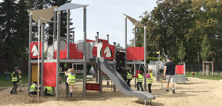 Auch Ausflüge zum Spielplatz sind nur möglich, wenn genug Person... Auch Ausflüge zum Spielplatz sind nur möglich, wenn genug Person...