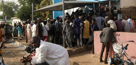 Ob das Geld im Automaten ausreicht? Schlange vor Bank im nigeria... Ob das Geld im Automaten ausreicht? Schlange vor Bank im nigeria...