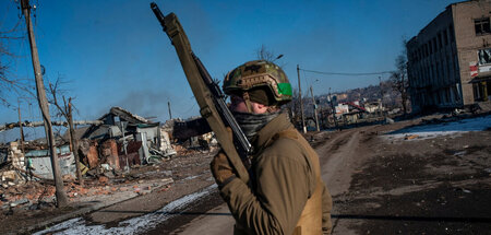 An vorderster Front: Ukrainischer Soldat in der umkämpften Stadt... An vorderster Front: Ukrainischer Soldat in der umkämpften Stadt...