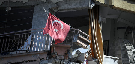 Fahne an einem zerstörten Haus in Antakya (11.2.2023) Fahne an einem zerstörten Haus in Antakya (11.2.2023)