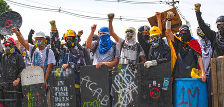 Demonstranten der »Primera Línea« im kolumbianischen Medellín (2... Demonstranten der »Primera Línea« im kolumbianischen Medellín (2...