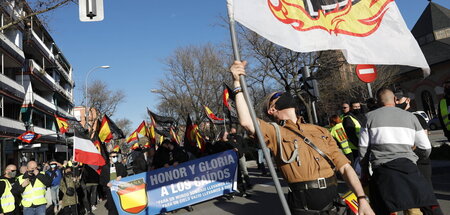 Mit Reichsflagge und in Nazikluft: Aufmarsch der Faschisten in S... Mit Reichsflagge und in Nazikluft: Aufmarsch der Faschisten in S...