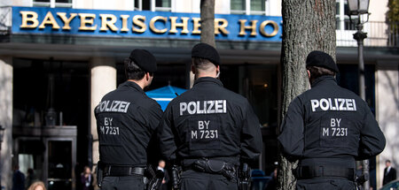 Alle Jahre wieder: Staatsgewalt schützt Brandstifter im Luxushot... Alle Jahre wieder: Staatsgewalt schützt Brandstifter im Luxushot...