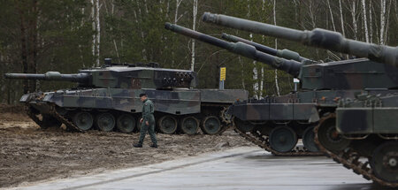 Training für den Krieg: Panzer des Typs »Leopard 2« auf Truppenü...