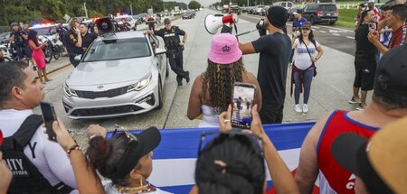Demonstration von Contras auf dem Dale Mabry Highway in Tampa, F...
