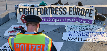 Versuchte Verhinderung einer Abschiebung durch Blockade des Term...