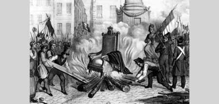 Ein Insigne des alten Regimes den Flammen übergeben. Entzündung ...