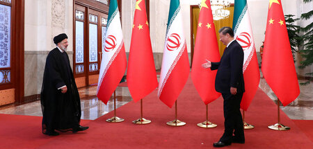 Chinas Staatschef Xi (r.) begrüßt seinen iranischen Amtskollegen...