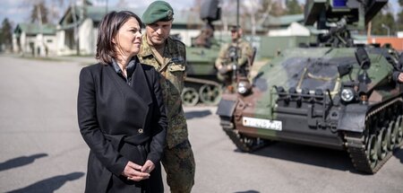Das Gesicht zum Panzer: Annalena Baerbock bei Bundeswehr-Soldate...