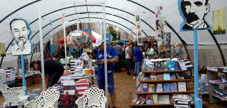 Bliebter als je zuvor. Besucher auf der Buchmesse in Havanna (20...