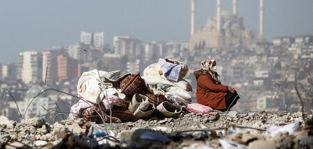 Eine Frau in den Trümmern (Kahramanmaras, 14.2.2023)
