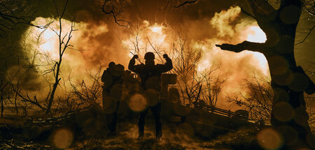 Apokalyptische Szenarien. Ukrainische Soldaten feuern mit Artill...