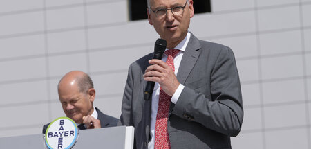Gemeinsam für den Profit: Werner Baumann und Bundeskanzler Olaf ... Gemeinsam für den Profit: Werner Baumann und Bundeskanzler Olaf ...