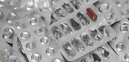 Gesundheitspolitisches Sinnbild: Leere Tablettenverpackungen