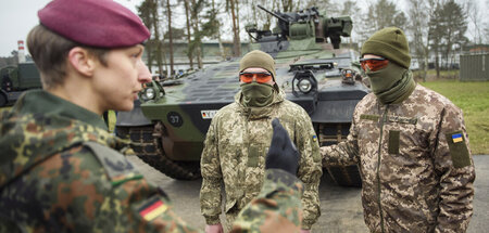 Am Bundeswehrstandort Munster lernen ukrainische Soldaten, die P... Am Bundeswehrstandort Munster lernen ukrainische Soldaten, die P...