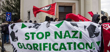 Mutig, aber zahlenmäßig unterlegen: Protestkundgebung am 11. Feb...