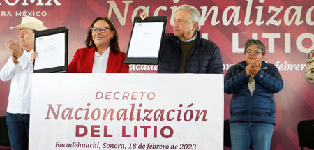 Mexikos Staatschef Andrés Manuel López Obrador unterzeichnete am... Mexikos Staatschef Andrés Manuel López Obrador unterzeichnete am...