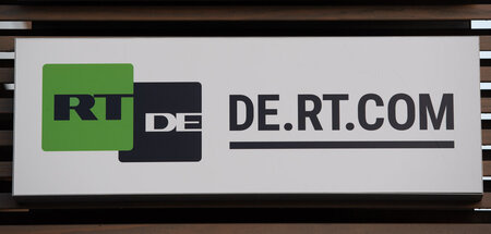 Mittlerweile abmontiert: Schild des Senders vor Bürogebäude in B...