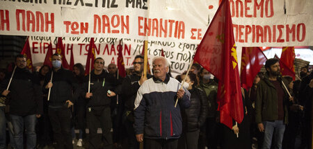 Linke Proteste gegen Krieg und den Besuch des US-Außenministers ...
