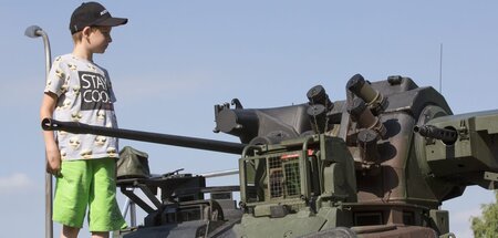 Sollen sie doch Panzer fressen: Über Rüstungsausgaben wird in de...