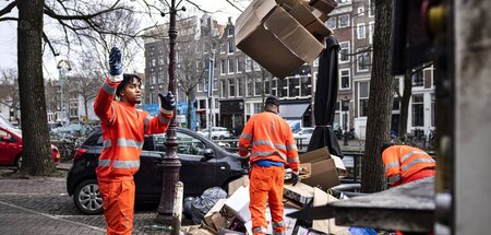 »Wichtig!«: Müllmänner in Amsterdam nach der Tarifeinigung am Mi...