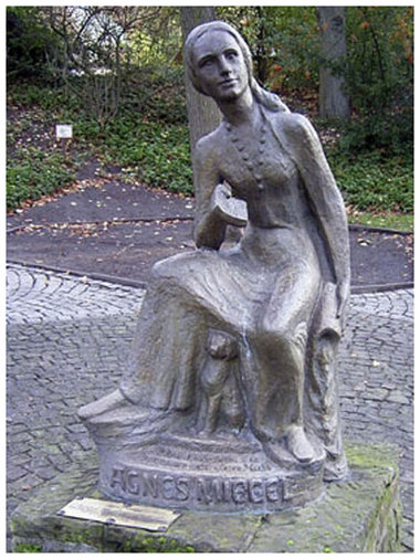 Einfache Dichterin im Park – Agnes Miegel in Bad Nenndorf Einfache Dichterin im Park – Agnes Miegel in Bad Nenndorf