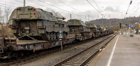 Erst auf der Schiene, dann auf dem Schlachtfeld: Panzerzug in Tü...