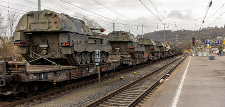 Erst auf der Schiene, dann auf dem Schlachtfeld: Panzerzug in Tü...